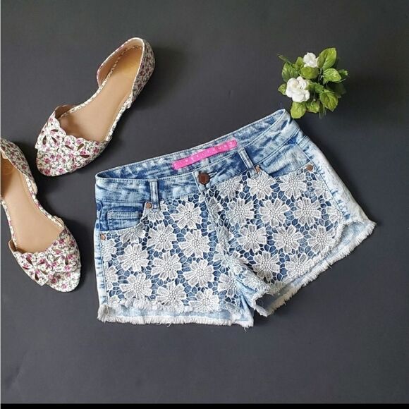 Tinseltown Jean Cutoff Shorts With Lace details - Picture 1 of 8